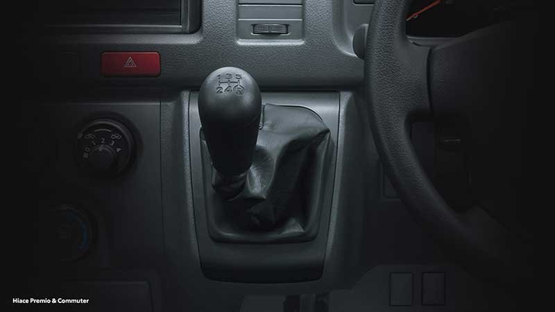 Harga-Toyota-Hiace-Depok-utility-commuter-1.jpg